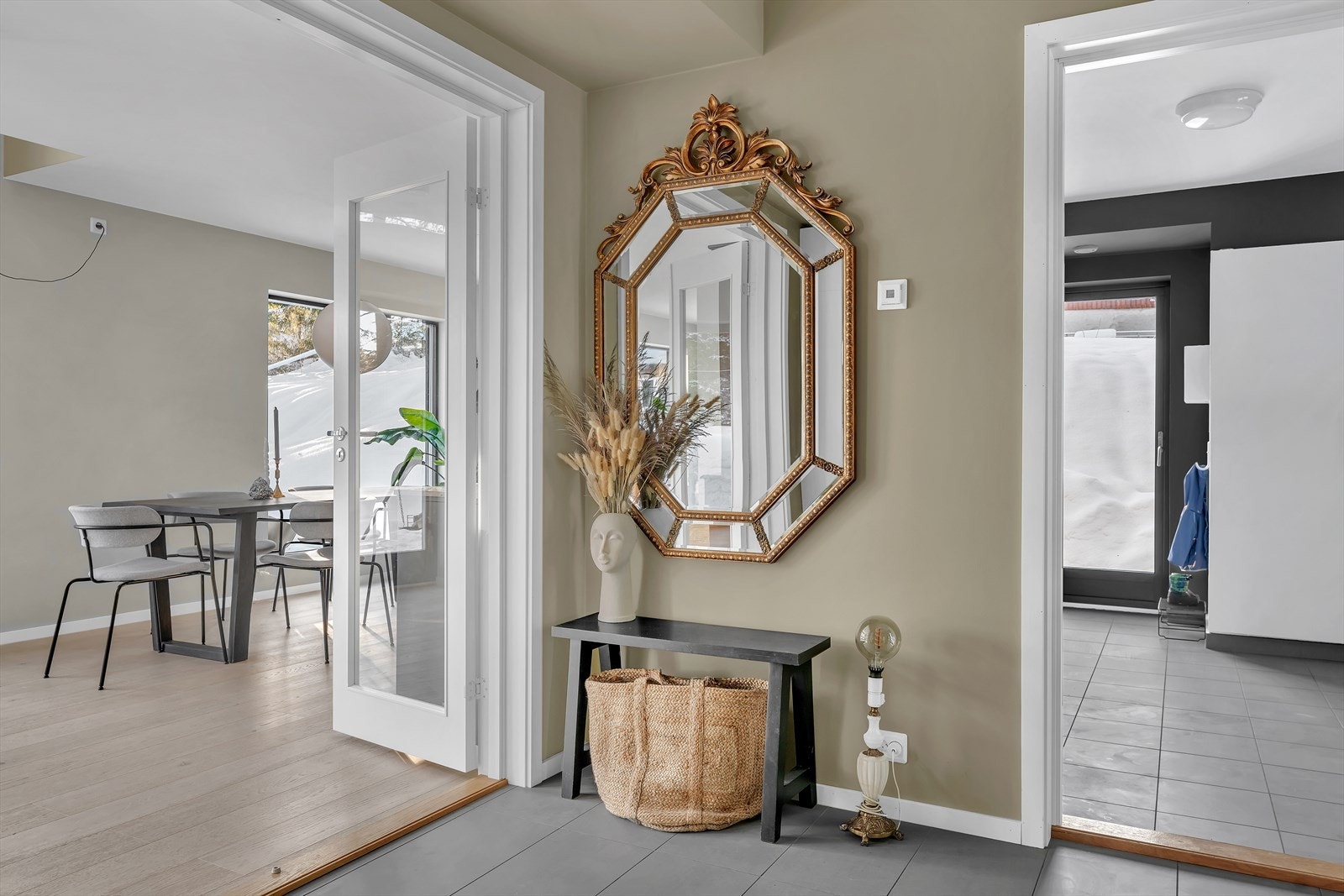 Fra hallen er det tilgang til vaskerom med egen inngang. Galleribilde