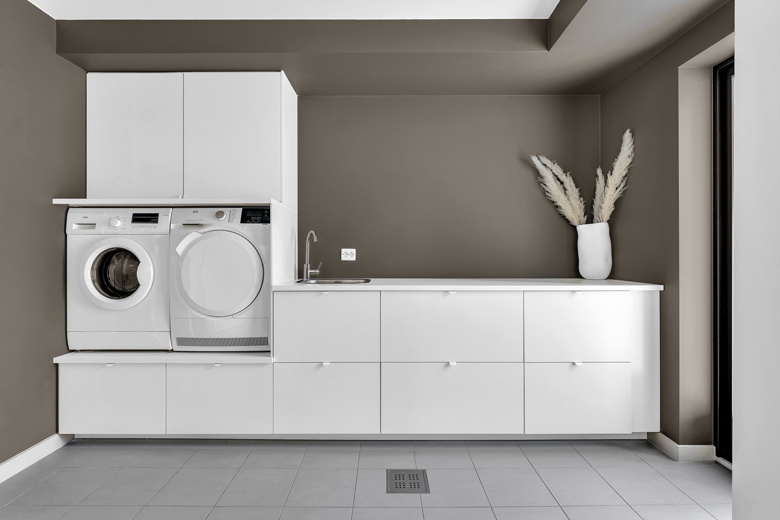 I innredningen er det utslagsvask og opplegg og plass til både vaskemaskin og tørketrommel. Galleribilde