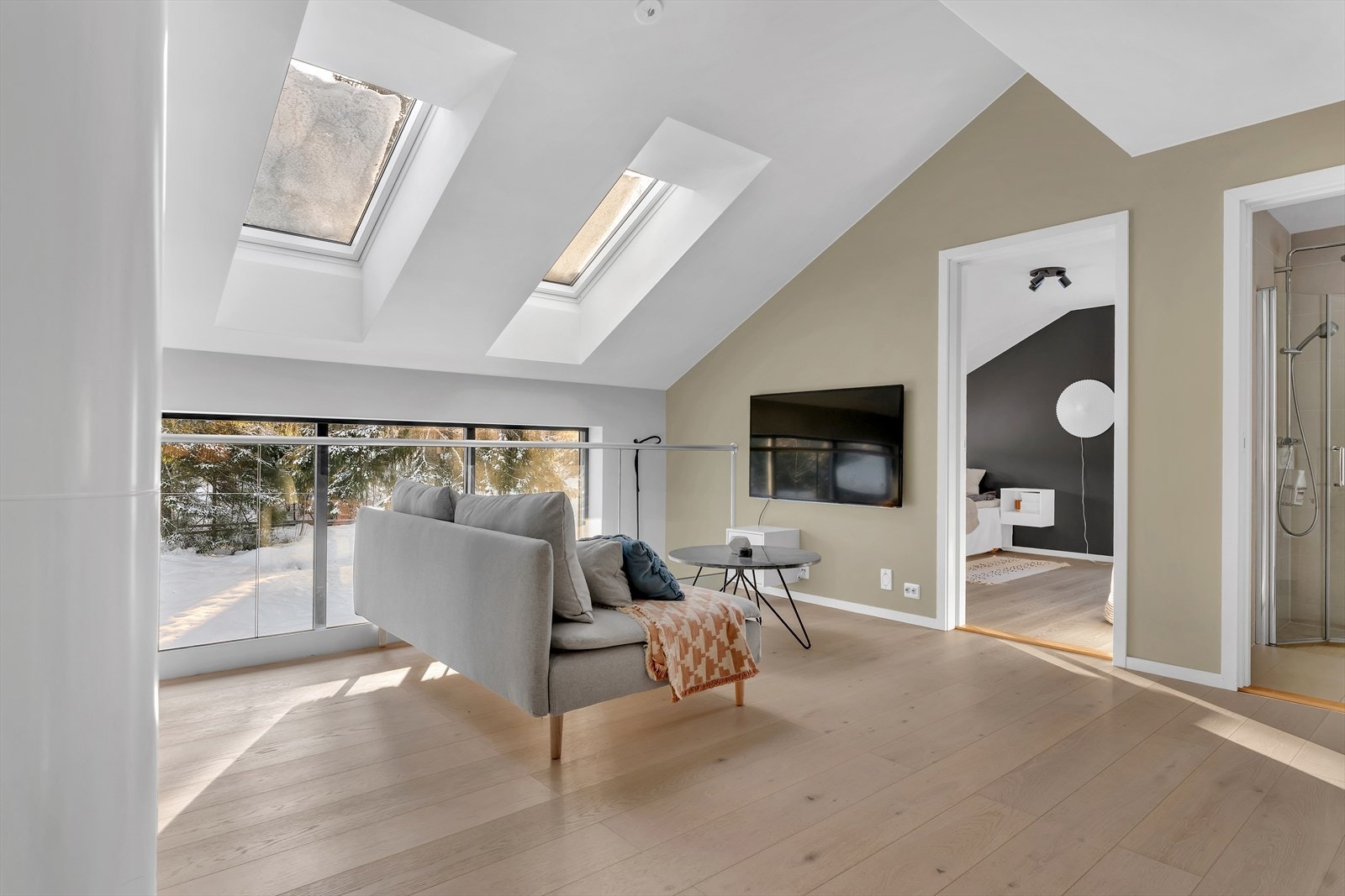 Her er det naturlig plass til sofa og media-møblement - et perfekt sted for ungdommen. Galleribilde