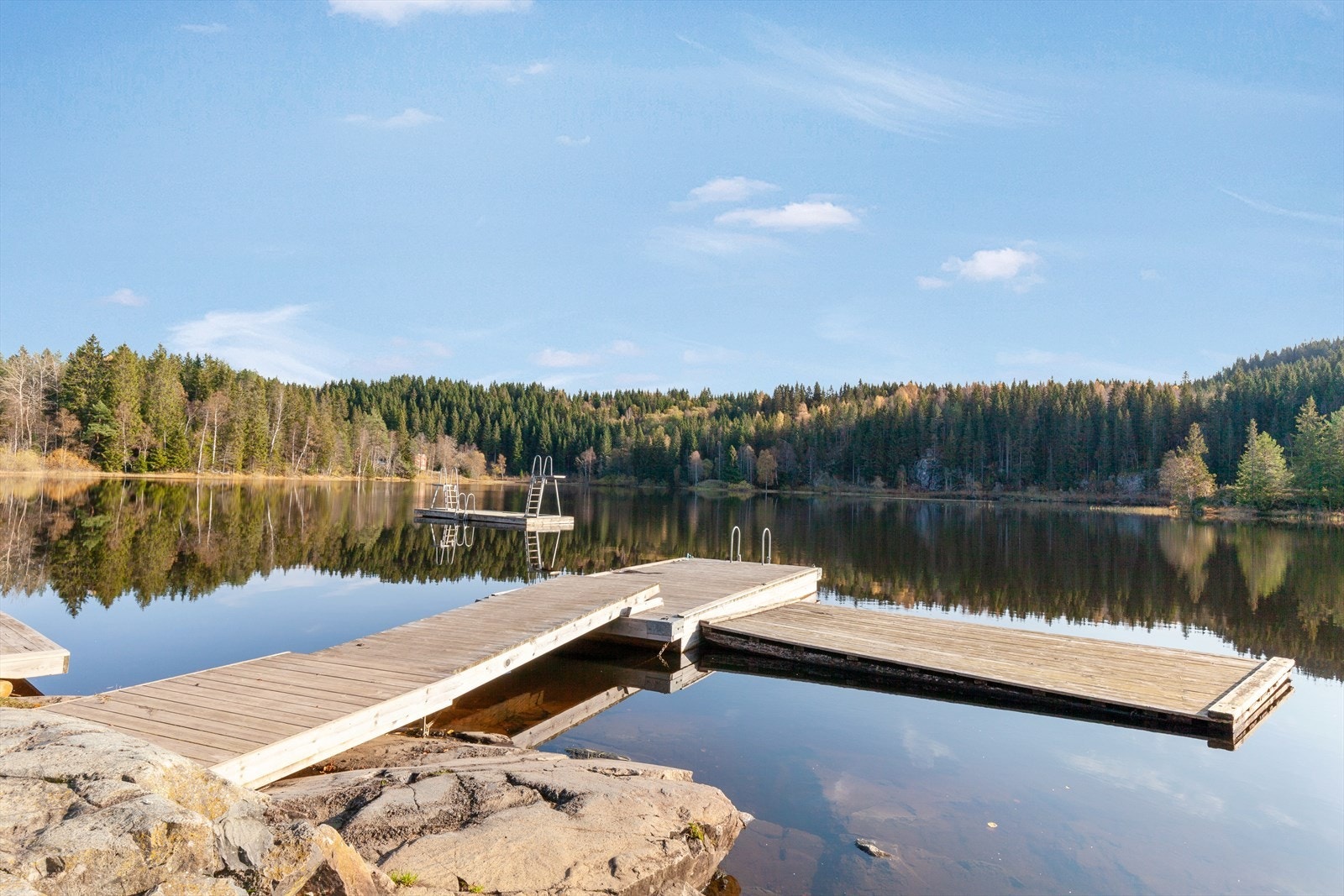 Badebrygge på Movatn finnes like i nærheten. Galleribilde
