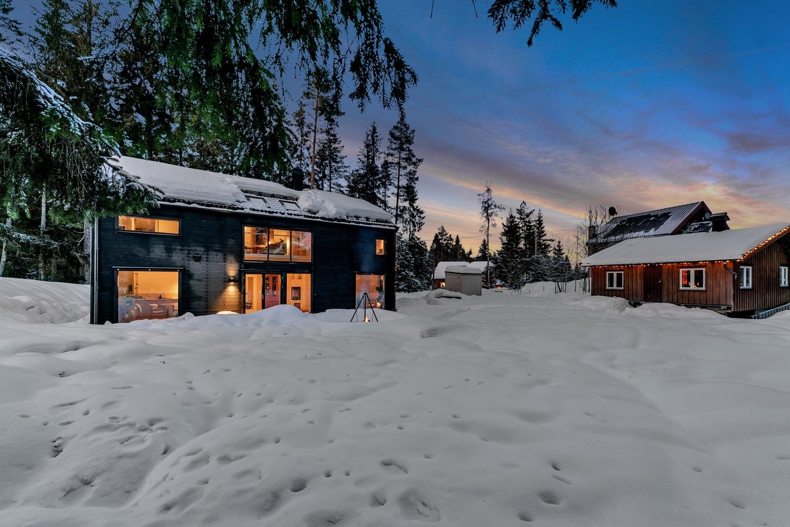 På tomten står det en liten hytte på ca 35 m² med enkel standard. Galleribilde