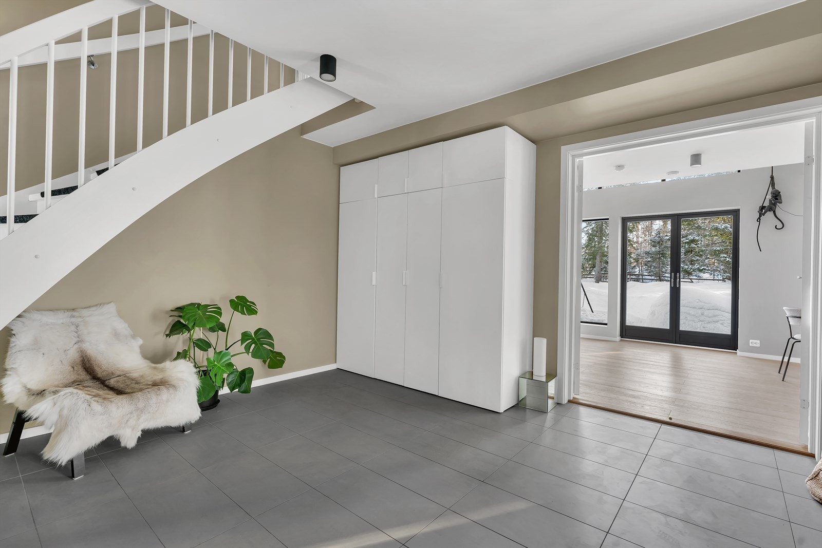 Hallen er romslig og har plass til skoskap, oppheng og avlastningsbord i tillegg til medfølgende garderobeskap. Galleribilde