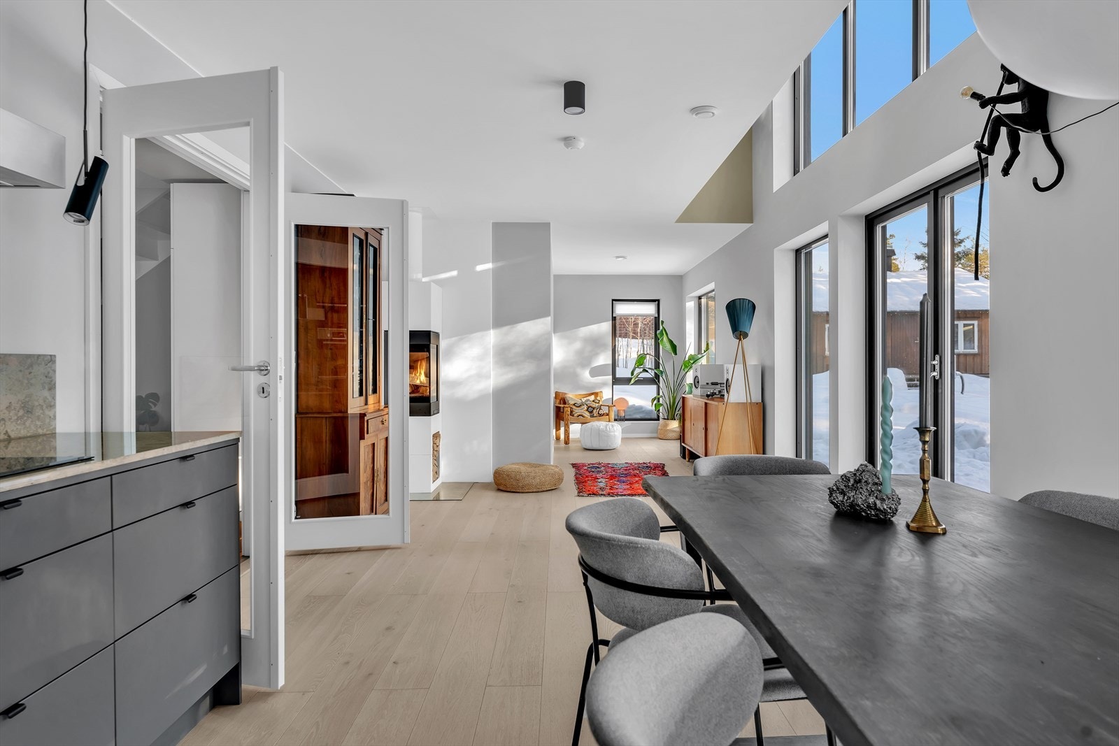 Stuen er lys og avlang og har åpen løsning mot 2. etasje som skaper en luftig og herlig atmosfære. Galleribilde