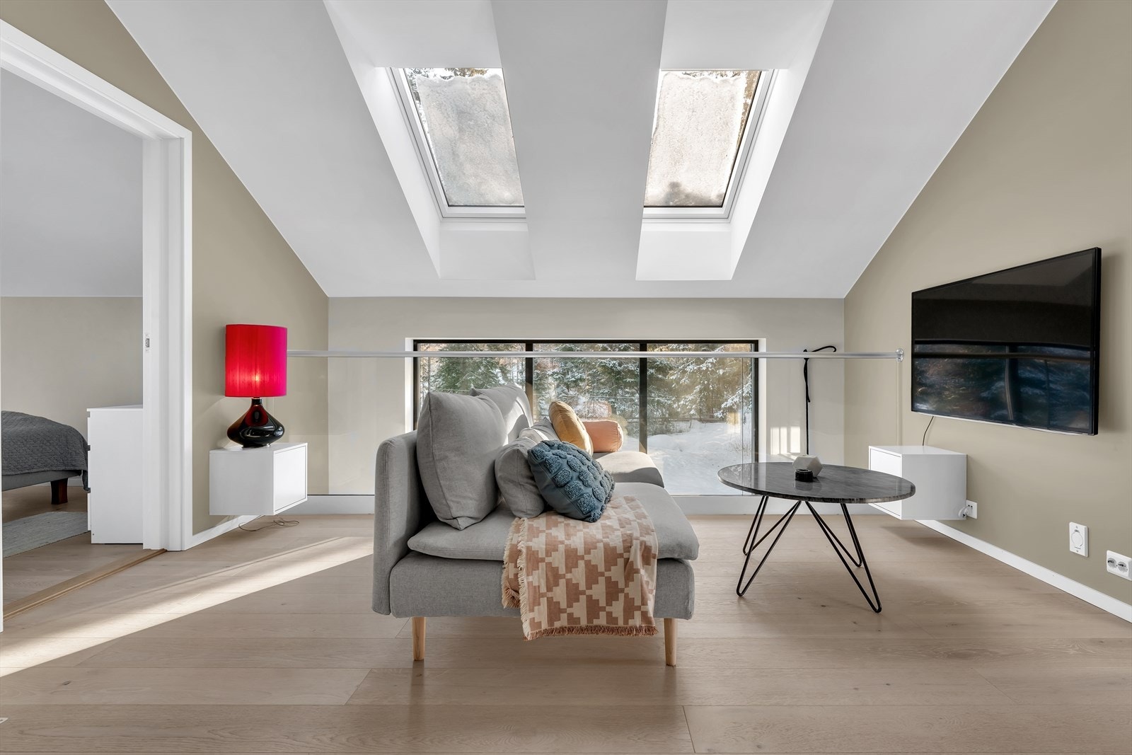 Takvinduer gir godt lysinnslipp og fint utsyn mot himmelen. Galleribilde