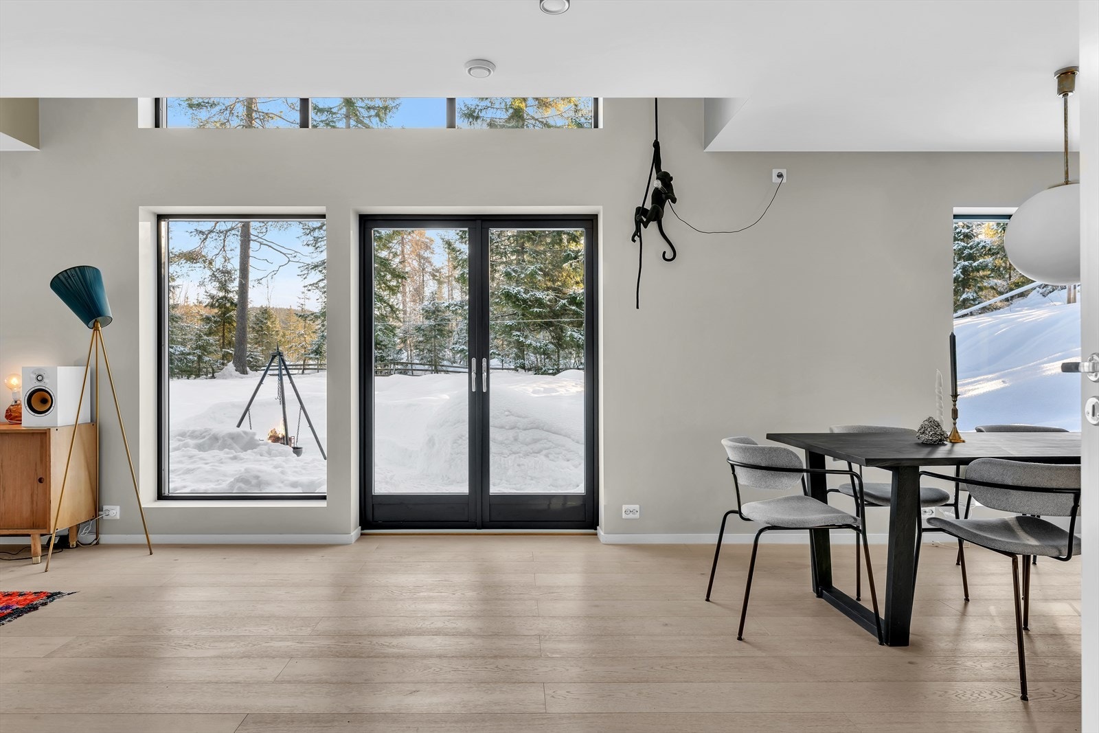 Det er rikelig med lysinnslipp gjennom mange store vindusflater. Galleribilde