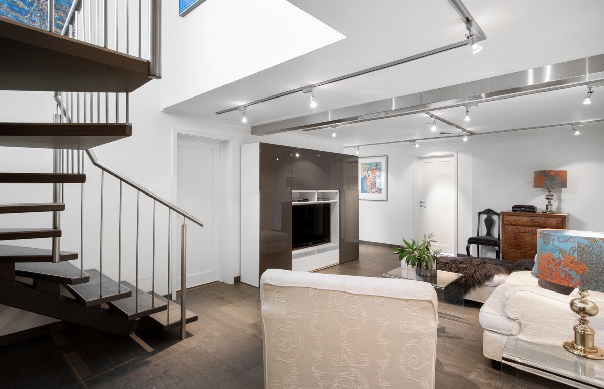 Kjellerstuen har store, delikate gulvfliser og vannbåren gulvvarme. Galleribilde