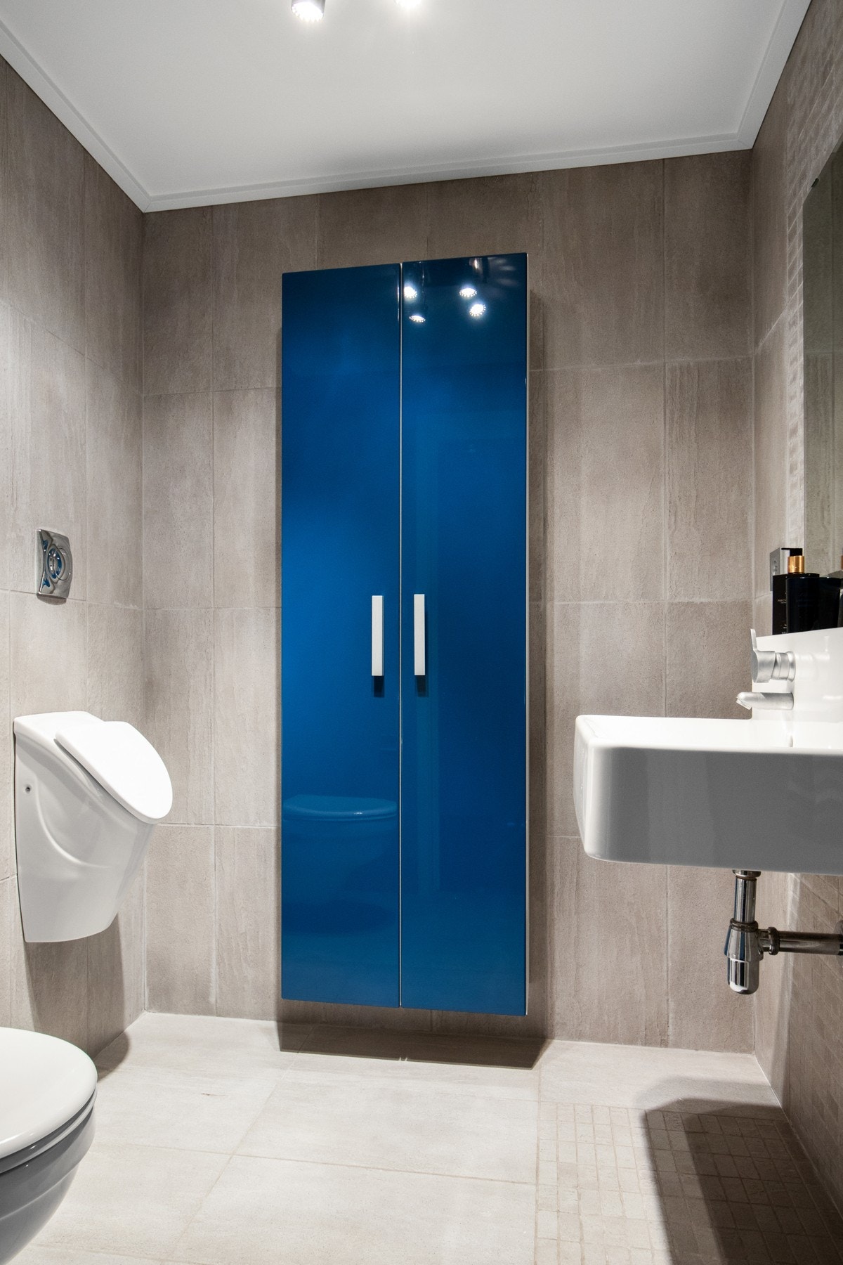 Separat toalett med urinal Galleribilde