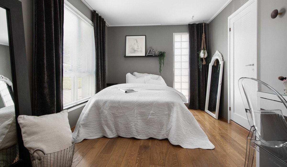 Soverom i 1. etasje med eget bad. Galleribilde