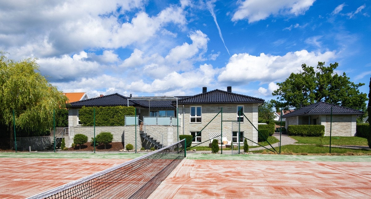 Fossåsveien 5 er en meget stor villa med påkostet standard. Galleribilde