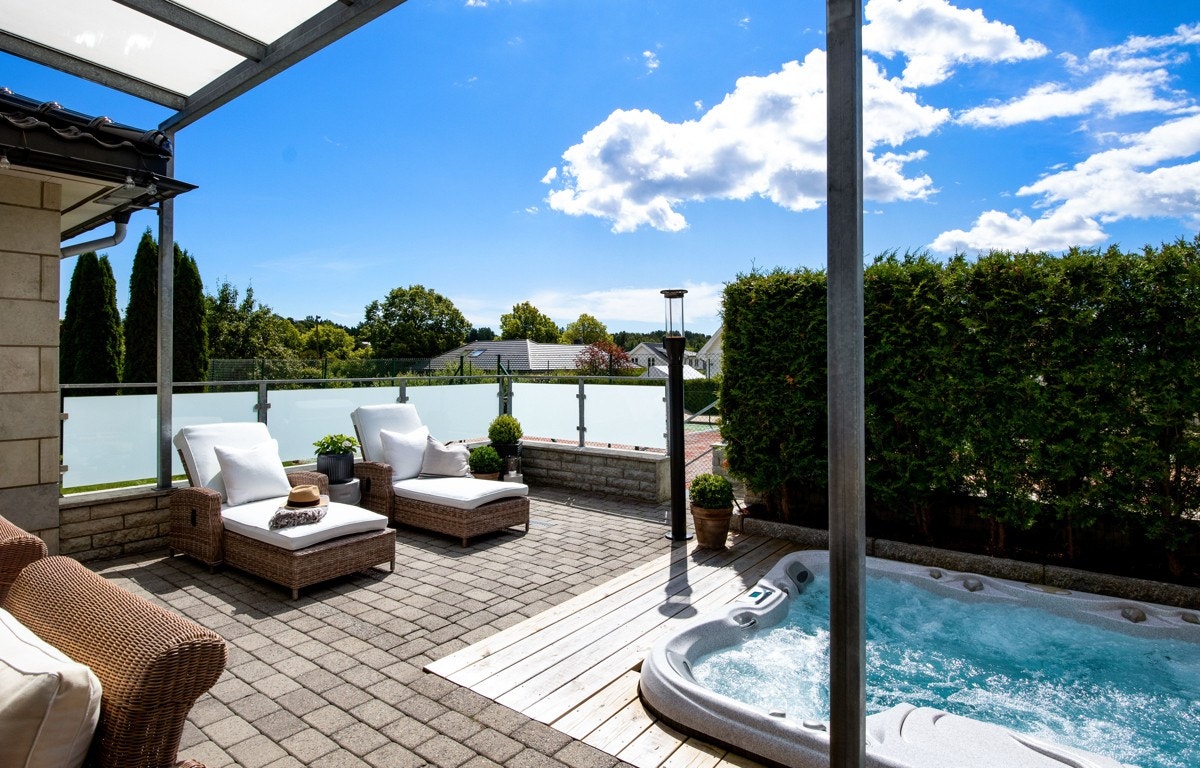 Deler av terrassen er overbygget, slik at man også kan nyte utvendig hygge på dager med regn i luften. Galleribilde