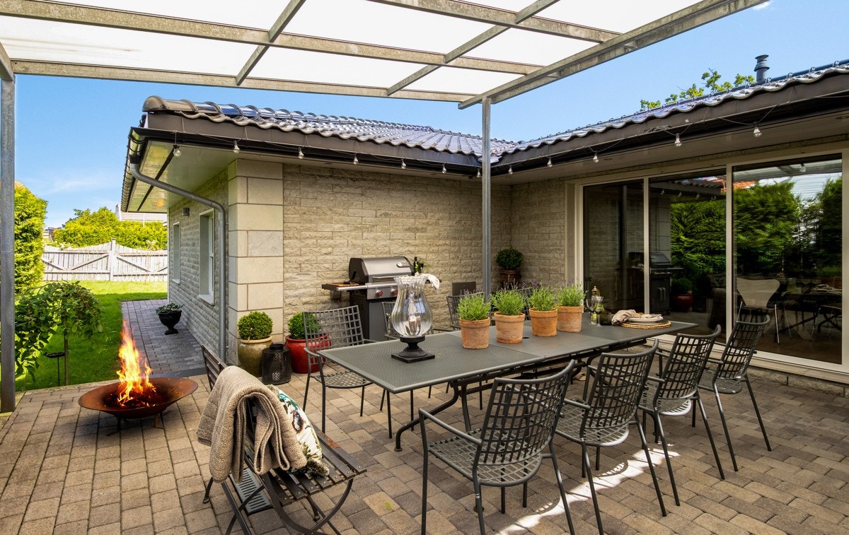 Kjøkkenet har utgang til vestvendt terrasse med sval beliggenhet og trapp ned til hagen. Galleribilde