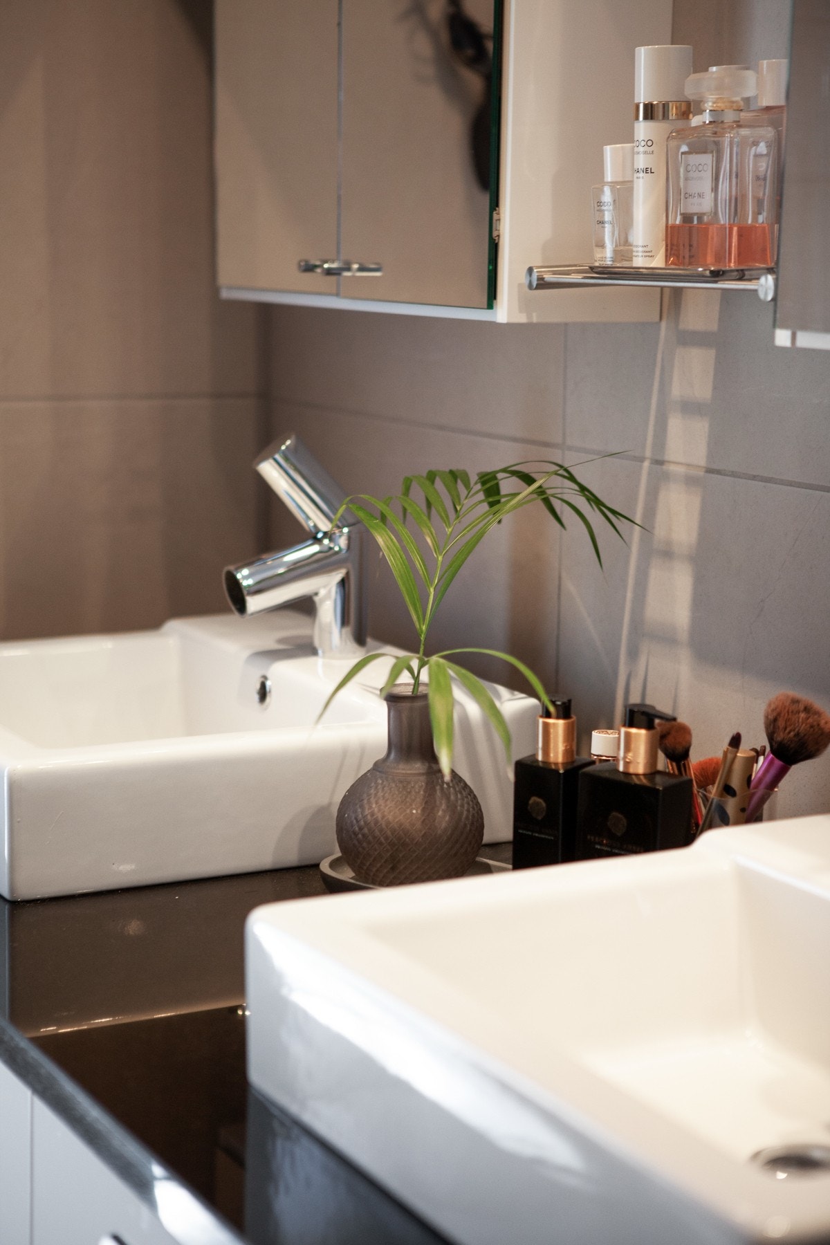 Rommet har vegghengt toalett, urinal, innfliset badekar og ovennevnte dusjløsning med deilig regnfallsdusj. Galleribilde