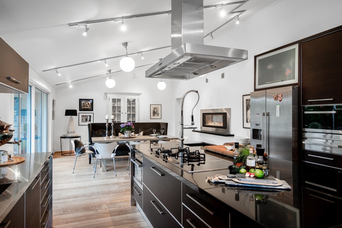 Av hvitevarer er det 90 cm stekeovn, steamovn, og en kombinert steke- og mikroovn. Gassblusset er integrert i kjøkkenøya og har fem soner. I tillegg er det induksjonstopp. Galleribilde