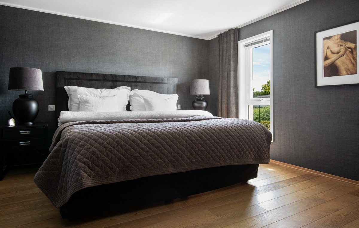 Hovedsoverommet er en rålekker suite med integrert gasspeis i veggen, stort walk in og stilig bad! Galleribilde