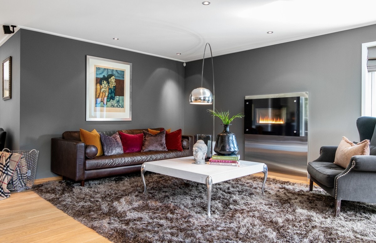 Stuen har downlights i himling og integrert lydanlegg fra Bose. Galleribilde