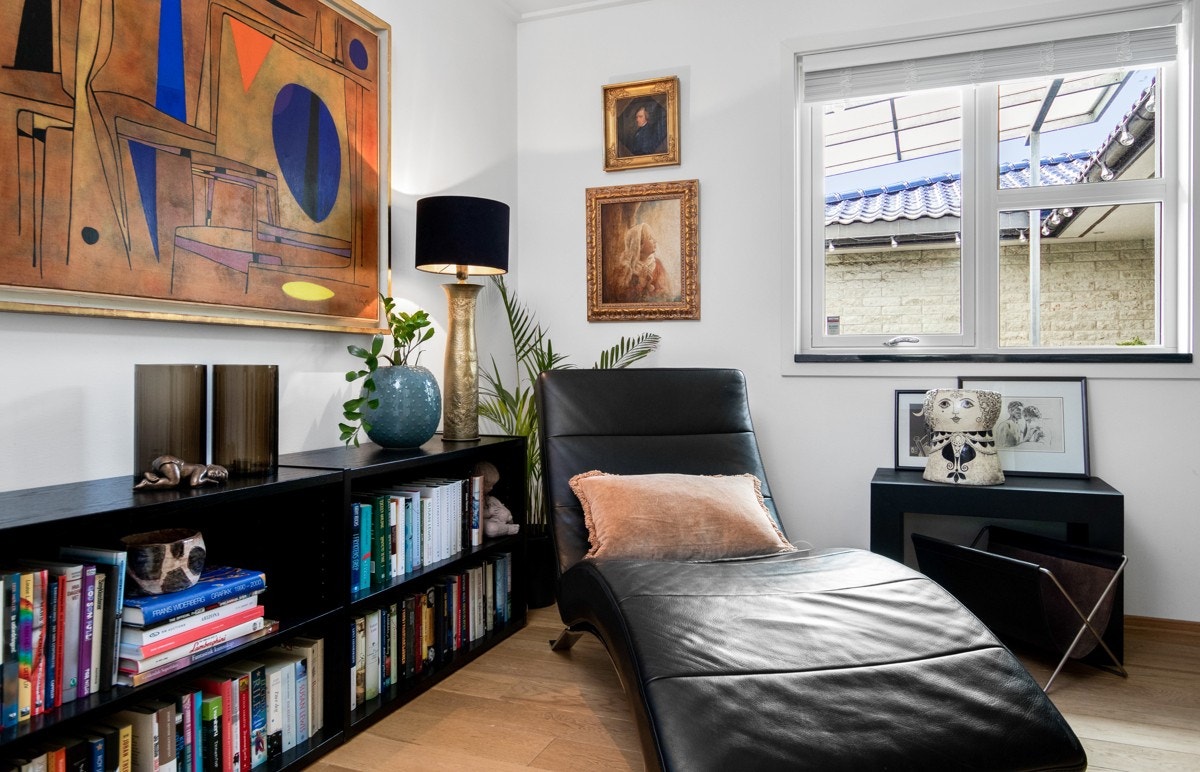 I første etasje er det et praktisk kontor/bibliotek/soverom. Galleribilde