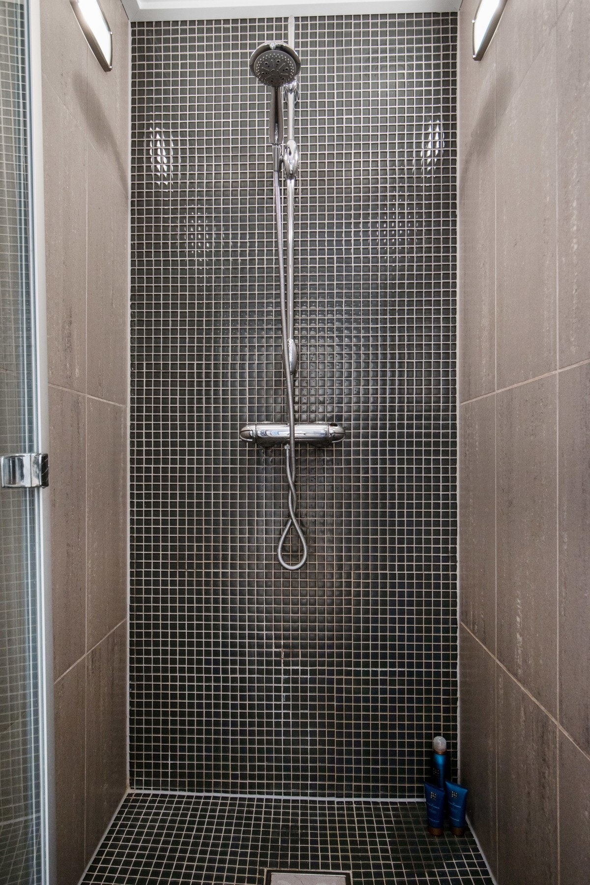 Badet har vegghengt toalett og dusjnisje med foldedører. Galleribilde