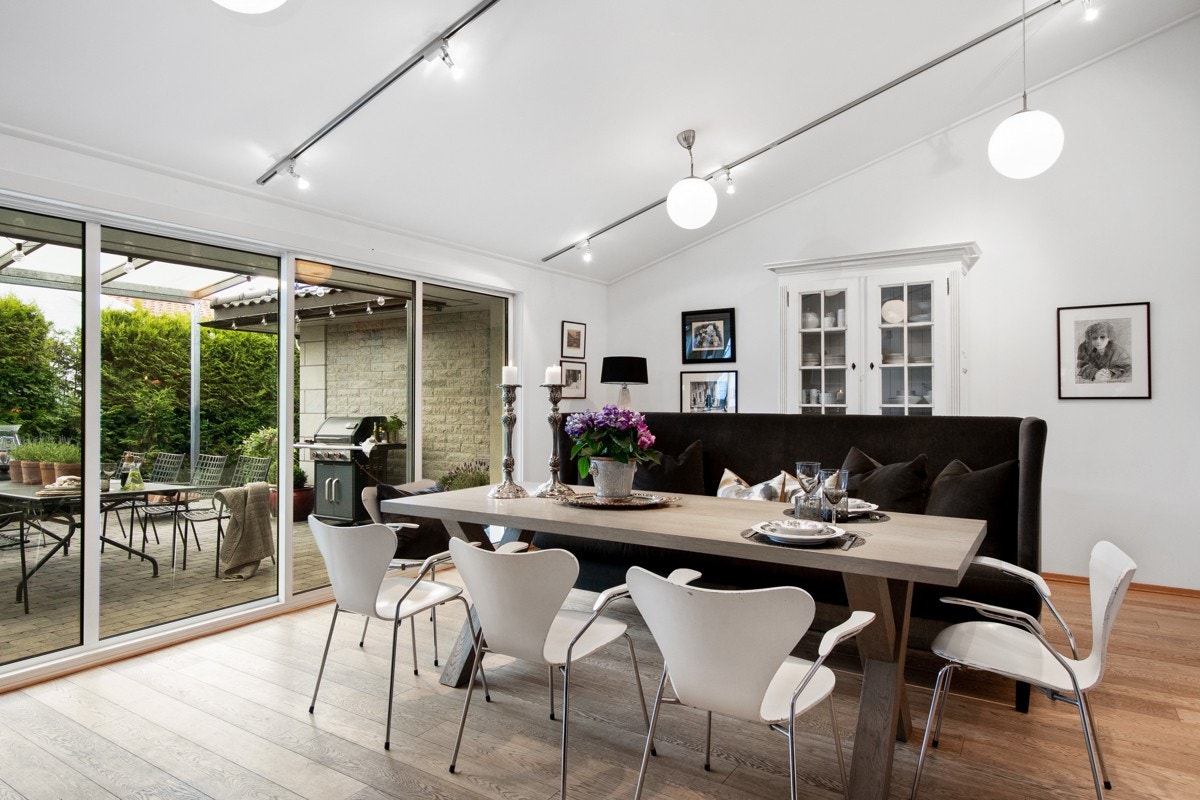 Spisekjøkkenet har plass til langbord, slik at det hele blir et naturlig samlingspunkt for alle anledninger. Galleribilde