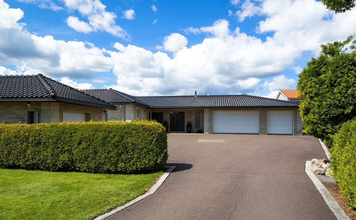 Det er utstrakt bruk av belegningsstein, gangveiene er steinsatte og gårdsplassen er asfaltert. Galleribilde