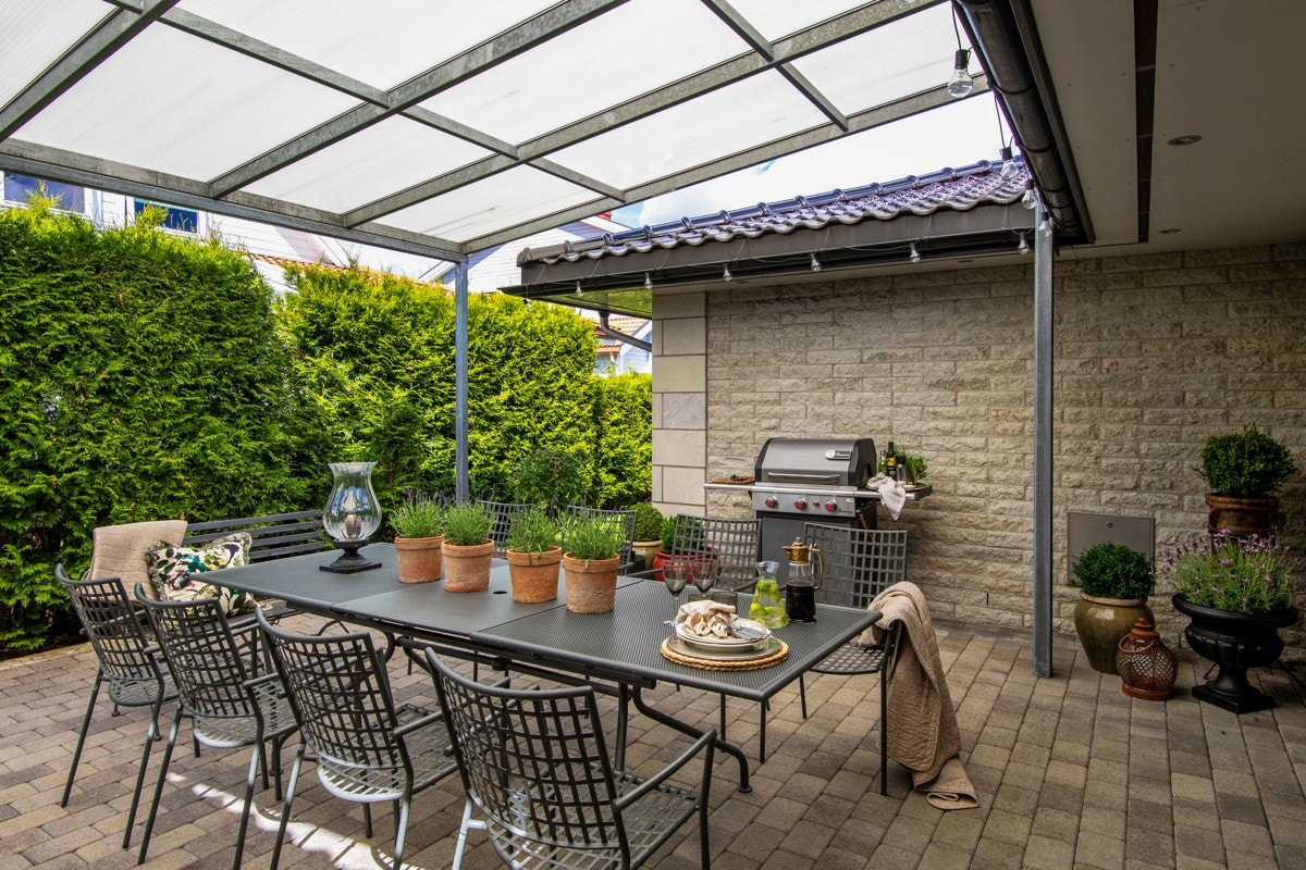 Det er skyvedør til sval terrasse, slik at alt fra morgenkaffen til større måltider enkelt kan medbringes ut i det fri. Galleribilde