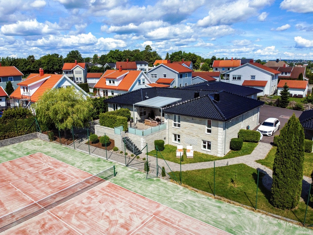 Tennisbanen er nylig rehabilitert. Over tid vil sanden sildre ned i gresset og ikke være så synlig som det er nå. Galleribilde