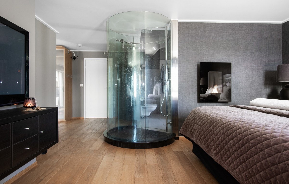 Spesiallaget dusjløsning som er trukket inn i selve rommet. Galleribilde