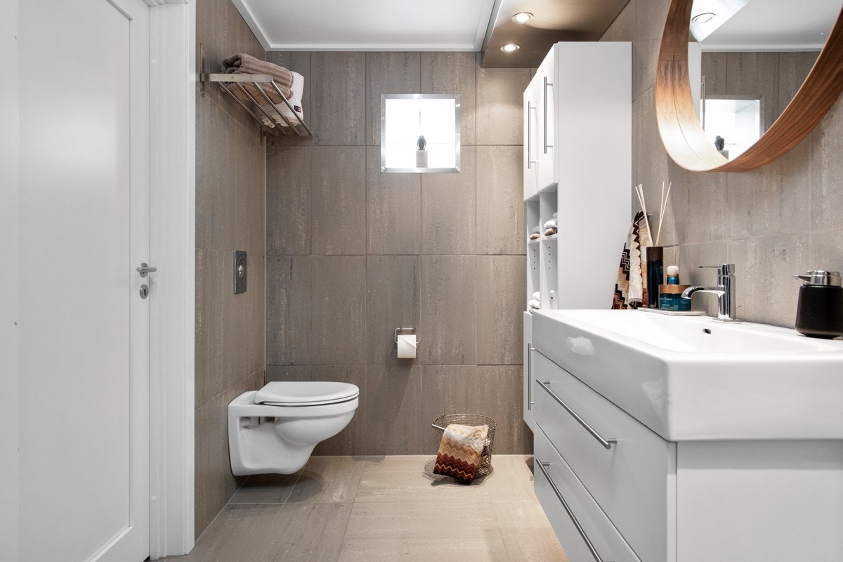 Badet i underetasjen har flislagte overflater og vannbåren gulvvarme. Galleribilde