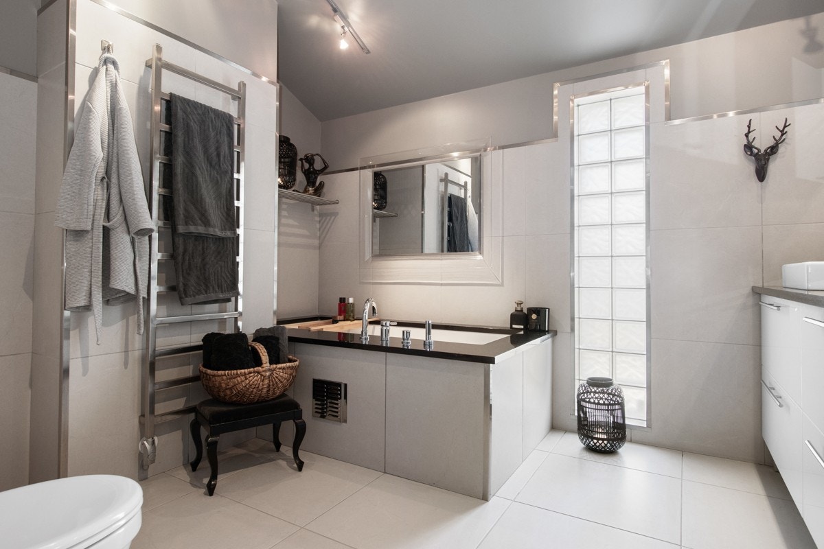 Badet har flislagte flater og vannbåren gulvvarme. Galleribilde