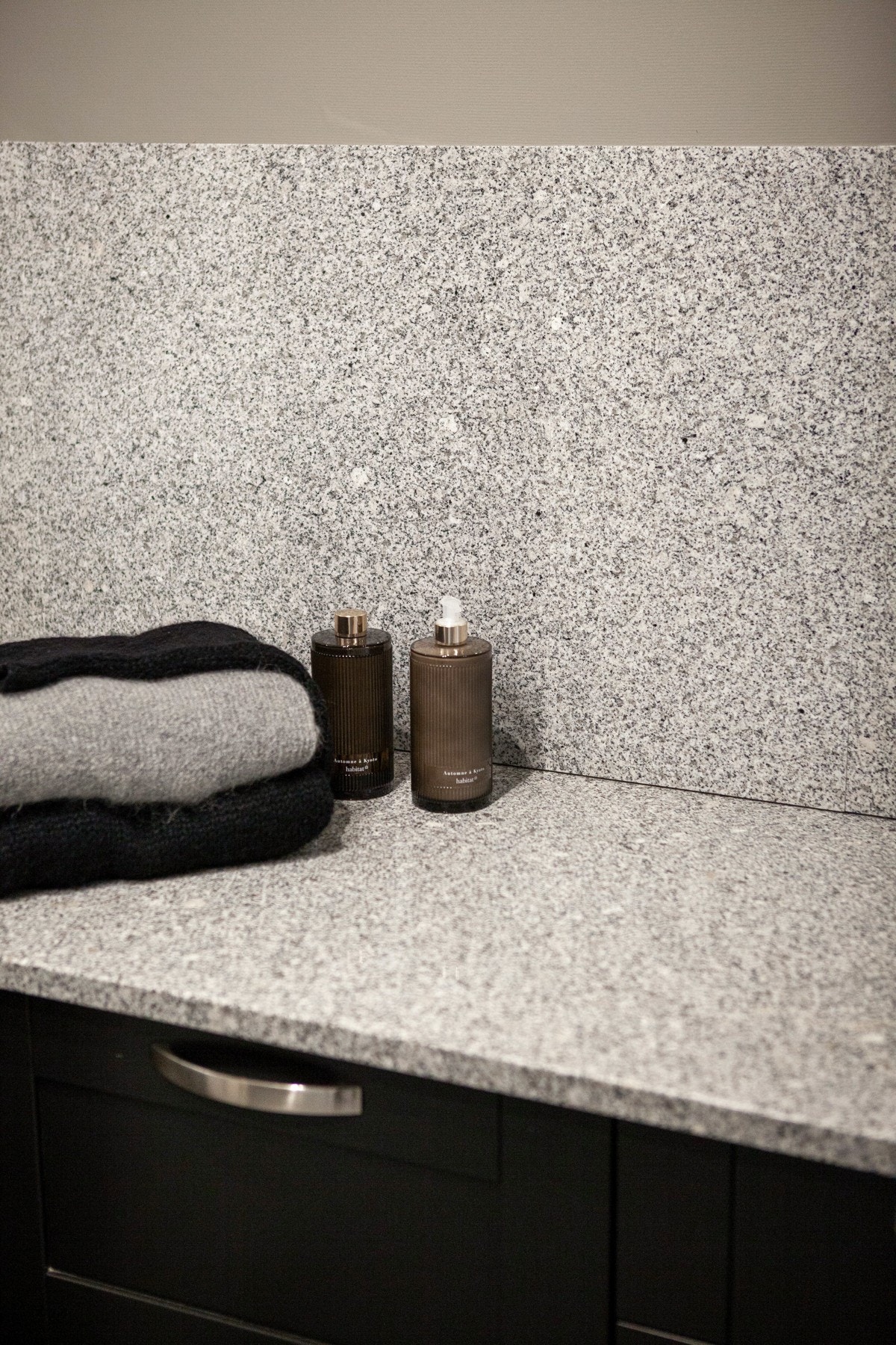 Her er det rikelig med benke- og lagringsplass, flott innredning med mørke fronter, lang arbeidsbenk med underlimt kum og avsug til sentralstøvsuger i sokkelen. Galleribilde