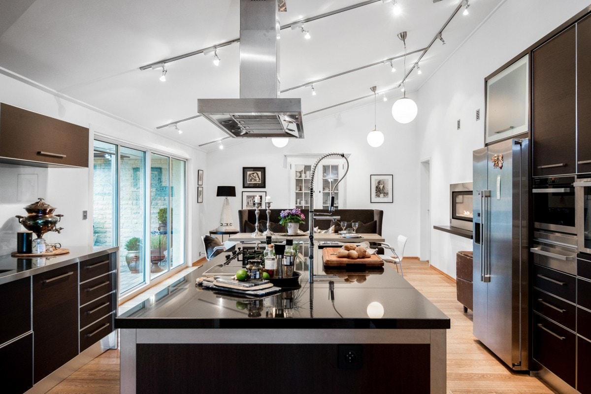 Kjøkkenet har en innholdsrik innredning hvor det ikke er spart på noe. Galleribilde