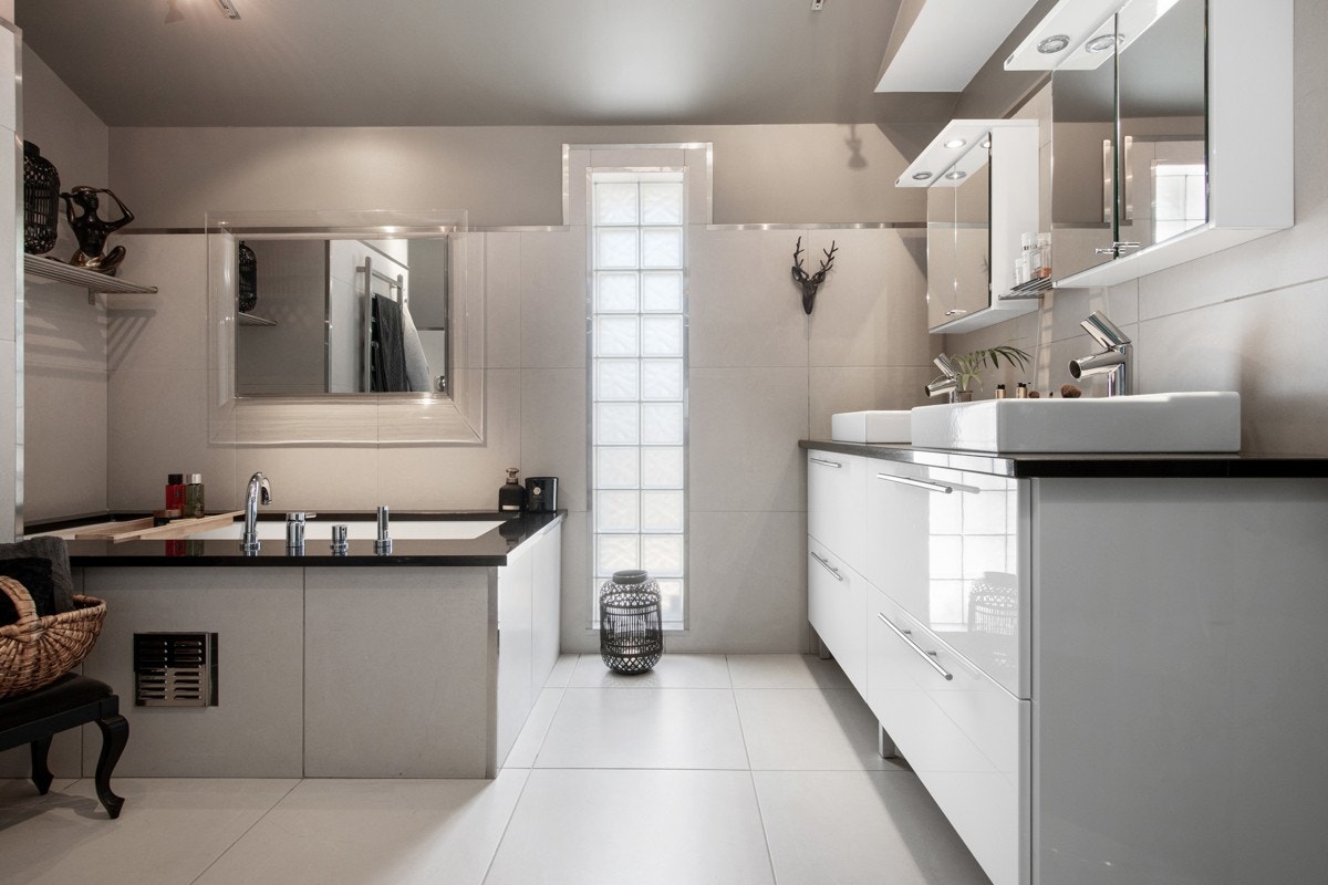 Videre er det to speilskap, belysning og to servanter nedfelt i baderomsinnredningen. Galleribilde