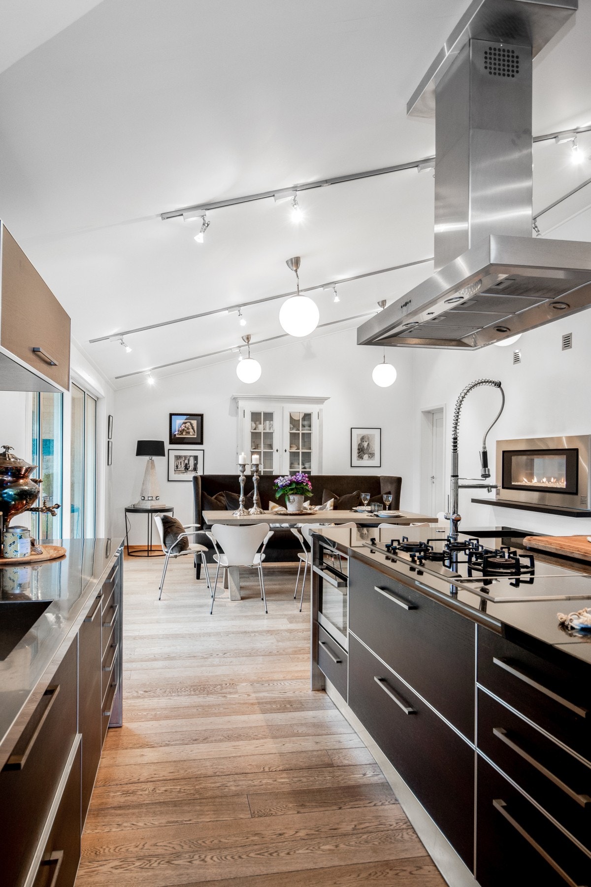 Videre er det kaffemaskin, nevnte varmeskuffer for kopper og tallerkener, kjøleskuffer i 90 x 90 cm, amerikansk kjøleskap, oppvaskmaskin og en takhengt ventilator. Galleribilde