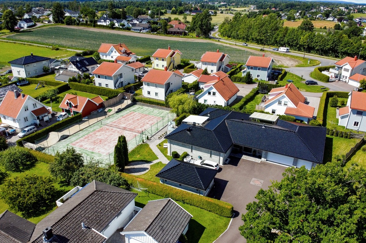 Eiendommen er en velstelt perle med solrike uteplasser, jacuzzi, tennisbane og flott skatepark. Galleribilde