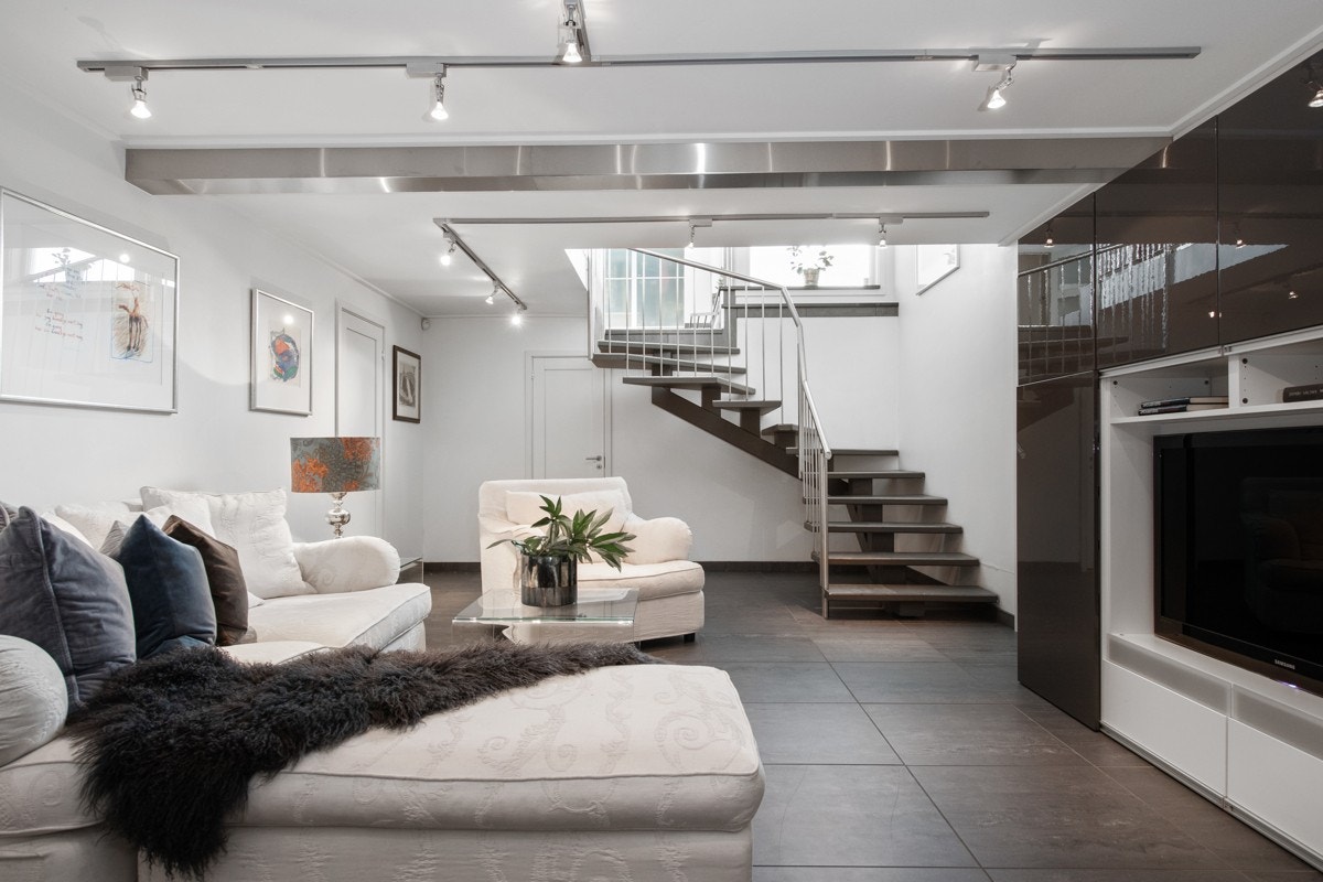 Stuen har god plass for sofa og tv-løsning, hvilket kan skape ytterligere spillerom og privatliv for alle i familien. Galleribilde