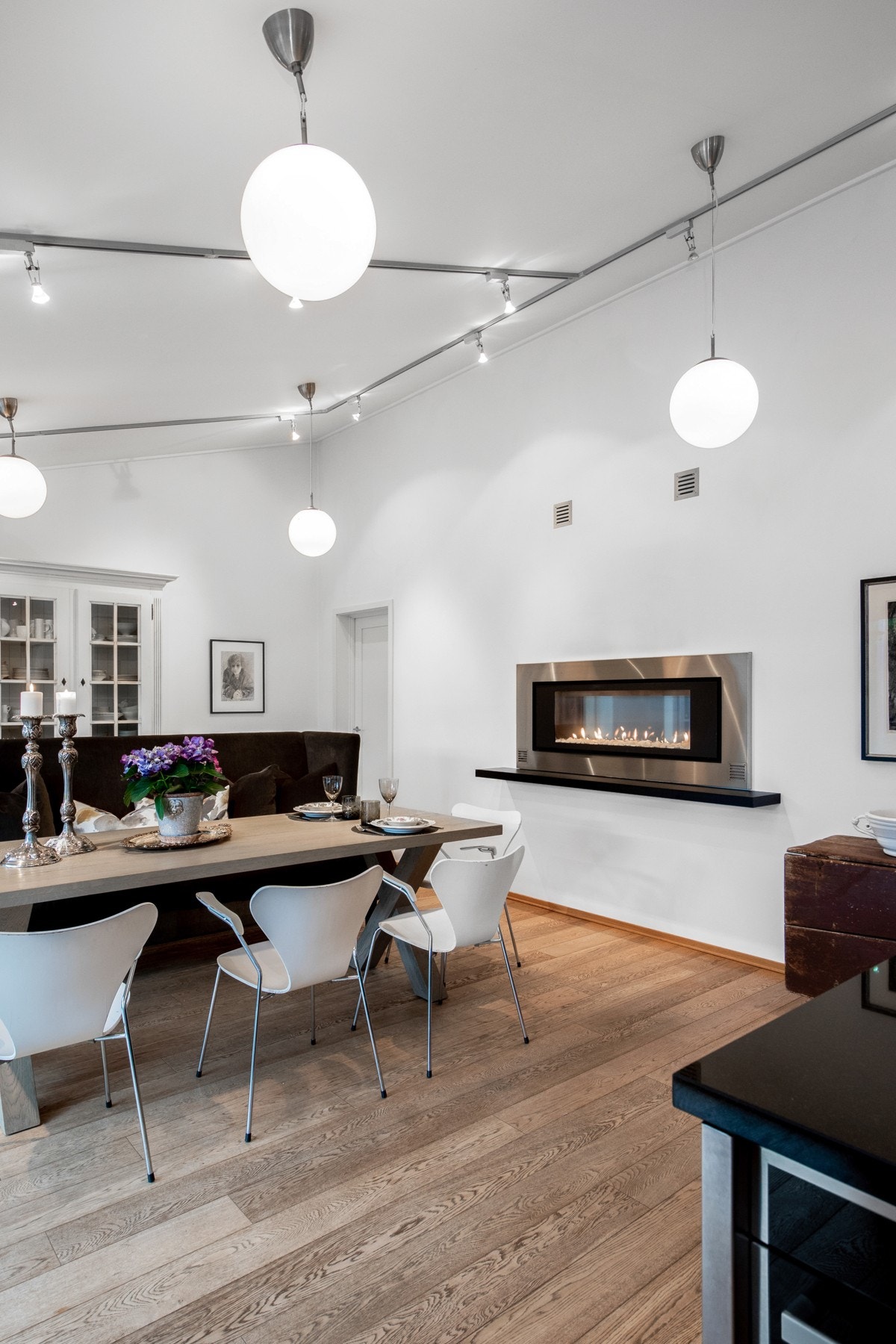 En integrert gasspeis gjør det lille ekstra, mens vannbåren gulvvarme sørger for følelse av litt luksus i hverdagen. Galleribilde