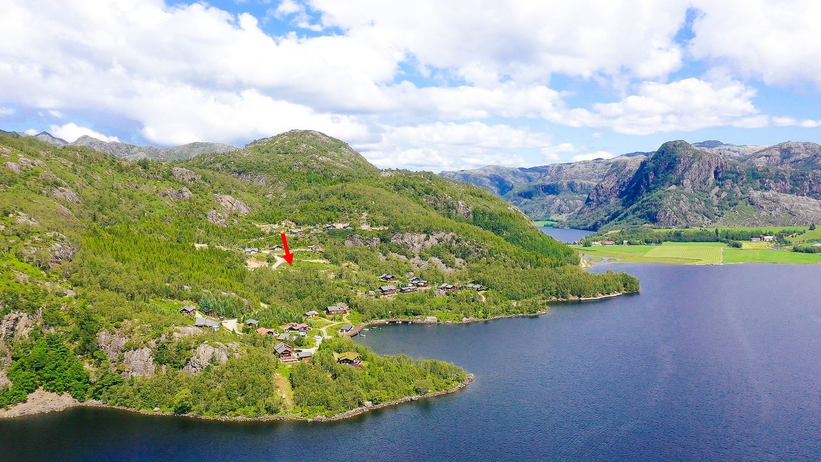 Kort spasertur ned til Storavannet og felles bryggeanlegg. Galleribilde