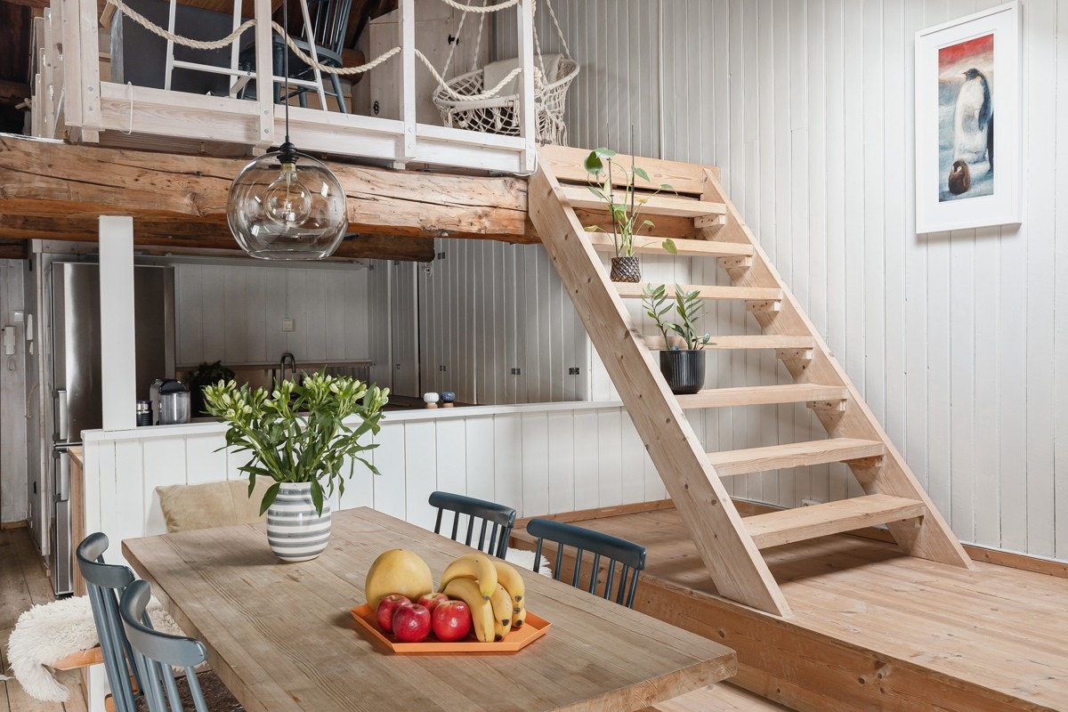 Leiligheten har en praktisk hemsløsning som benyttes som hjemmekontor. Kan alternativt innredes med seng for overnattende gjester. Galleribilde