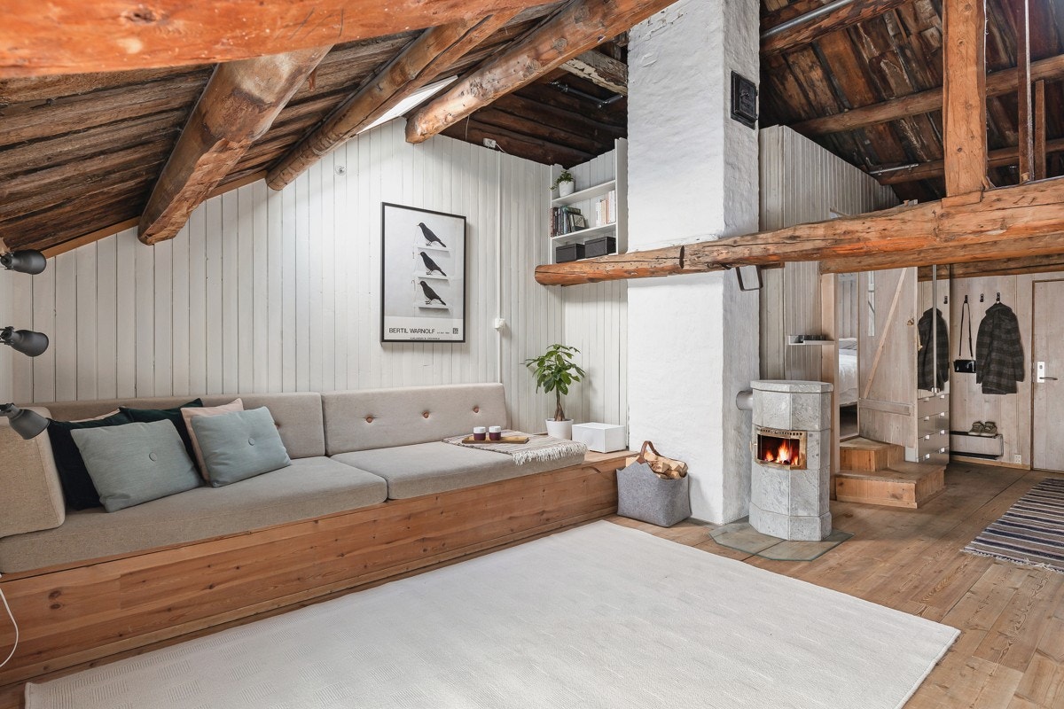 Stue og kjøkken utgjør til sammen ca. 40 kvm av leiligheten. Panelet ble malt på nytt i 2021. Galleribilde