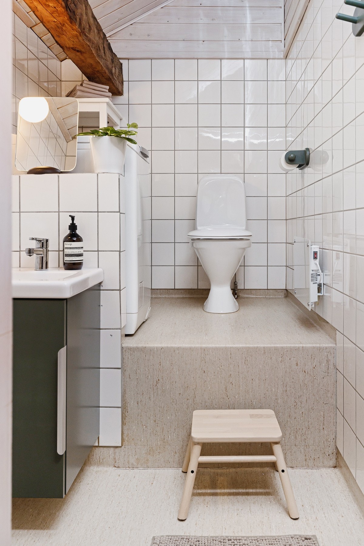 Baderommet ble oppgradert med nytt blandebatteri og servant i 2021. Galleribilde