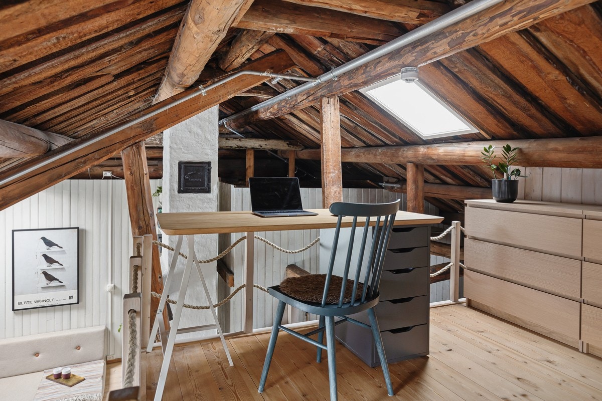 Boligen har takvinduer som sørger for naturlig lystilførsel inn i leiligheten. Galleribilde