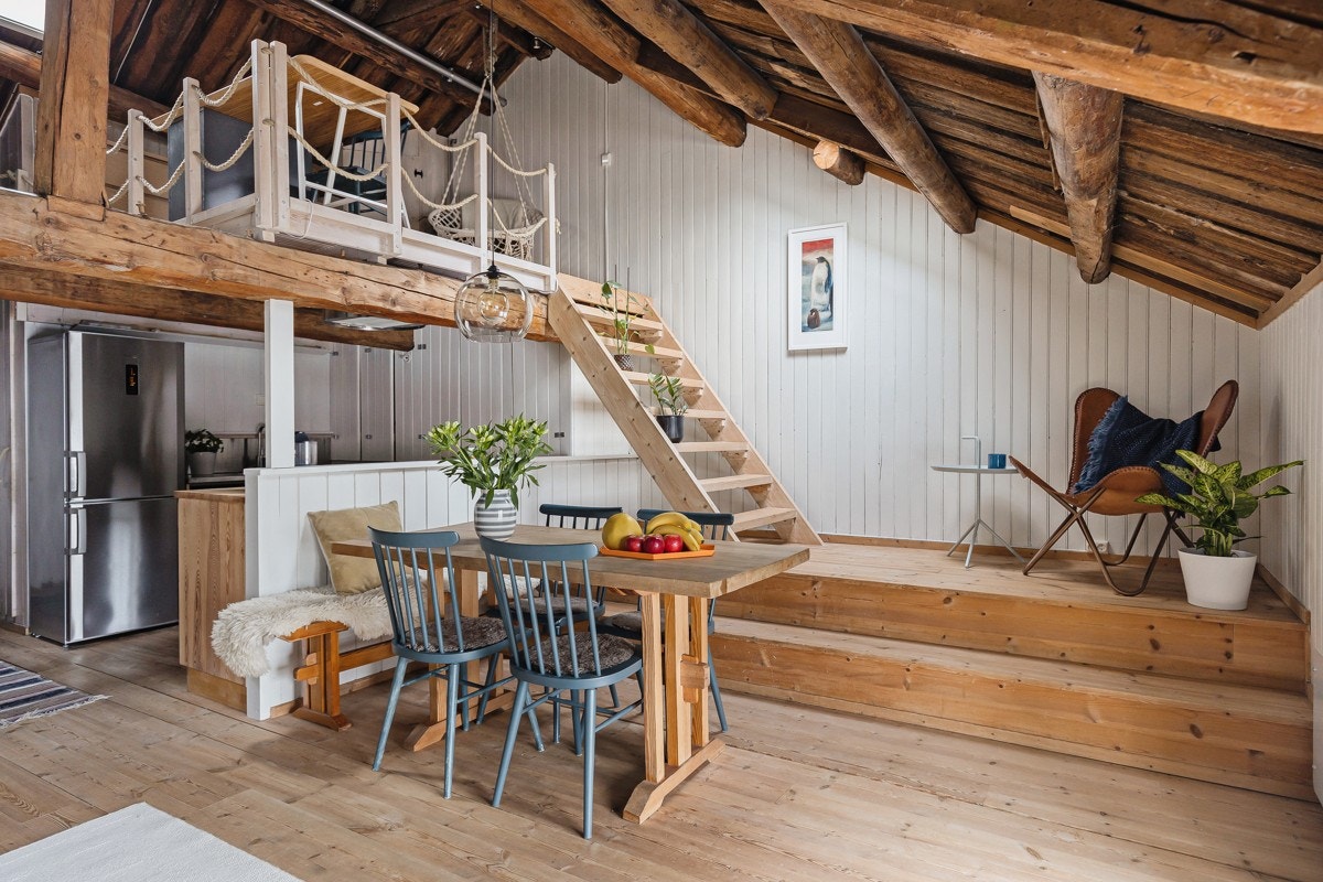 Velkommen til en flott loftsleilighet i det gamle fattighuset på Kalvskinnet! Boligen byr på spennende løsninger og en sentral beliggenhet i Trondheim sentrum. Galleribilde