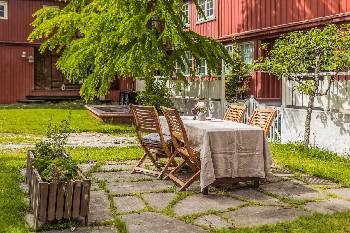 Gangavstand til St. Olavs hospital, NTNU Gløshaugen, HiST Kalvskinnet og Trondheim sentrum med alle mulige fasiliteter. Stort utvalg av shoppingmuligheter, restauranter, kaféer og utesteder. Galleribilde