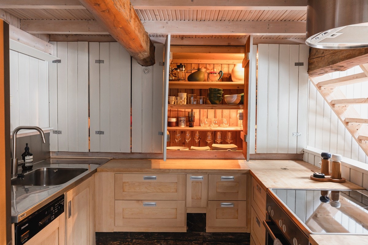 Kjøleskap, vaskemaskin og komfyr følger handelen. Det ble satt inn nytt blandebatteri i 2021. Galleribilde