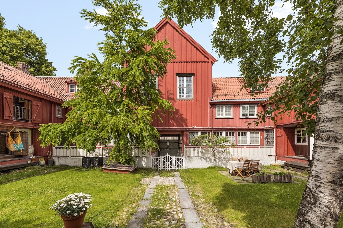 Den koselige hagen er en hyggelig oppholdsplass både på dagtid og kveldstid. Alle leilighetene deler på hagen, men det er rom for både å nyte en sommerkveld alene, eller invitere gjester på hageselskap. Galleribilde