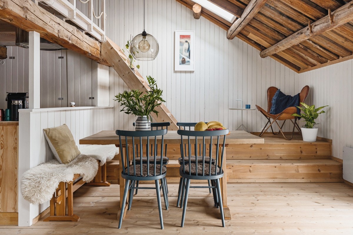 En leilighet utenom det vanlige med pratiske løsninger, plassbygd kjøkken og en skjermet oase i sameiets bakgård. Galleribilde