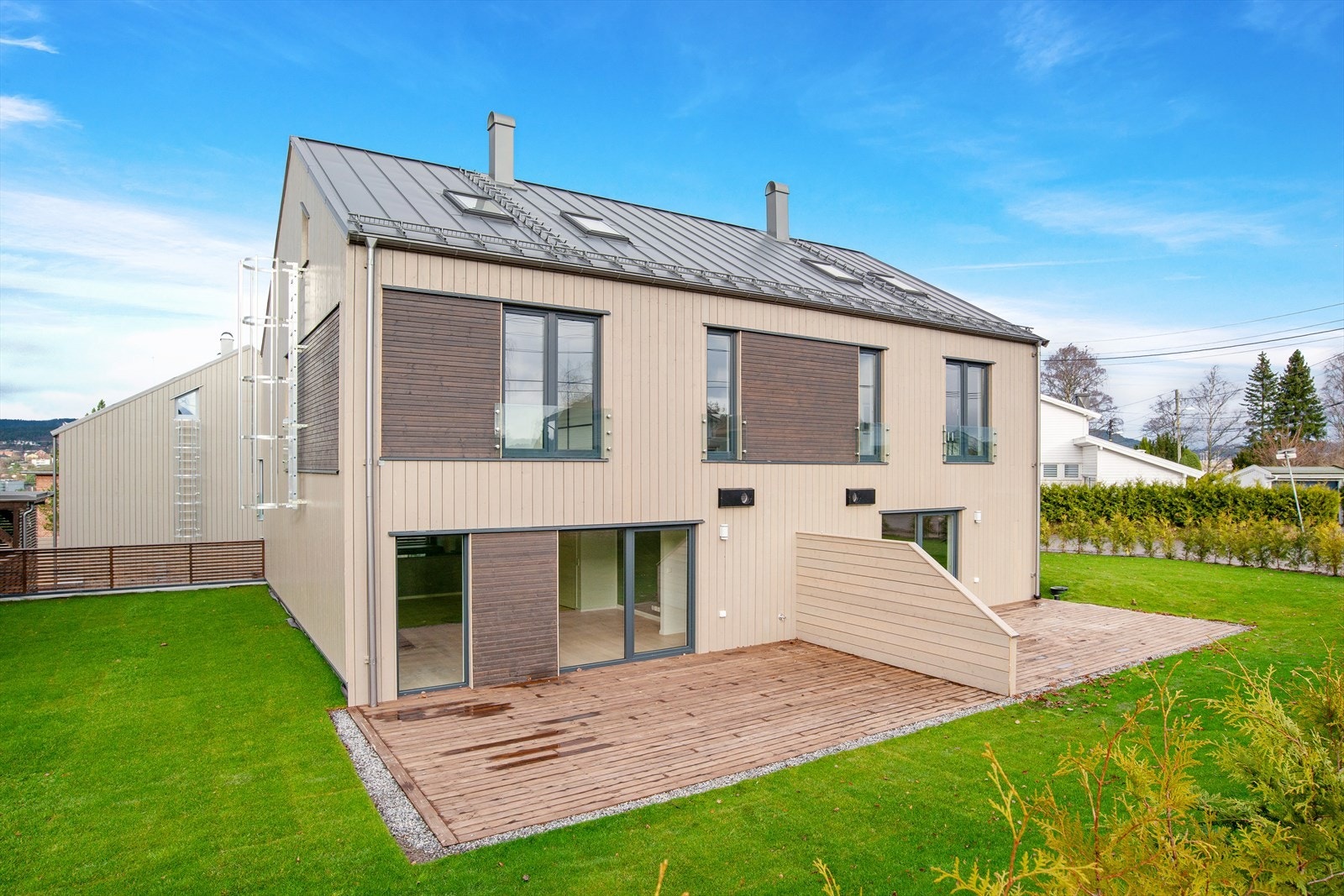 Velkommen til Furuset Allé 37. Halvpart av tomannsbolig med flott beliggenhet. Galleribilde