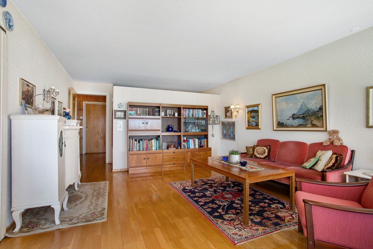 Lys og romslig stue. Galleribilde