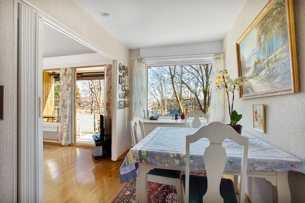 Adkomst fra stuen til spisestue. Galleribilde