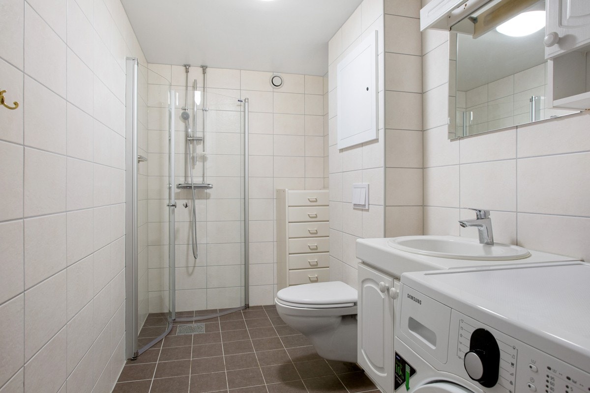 Moderne flislagt bad med varmekabler. Badet ble totaloppusset i regi av borettslaget i 2018. Galleribilde