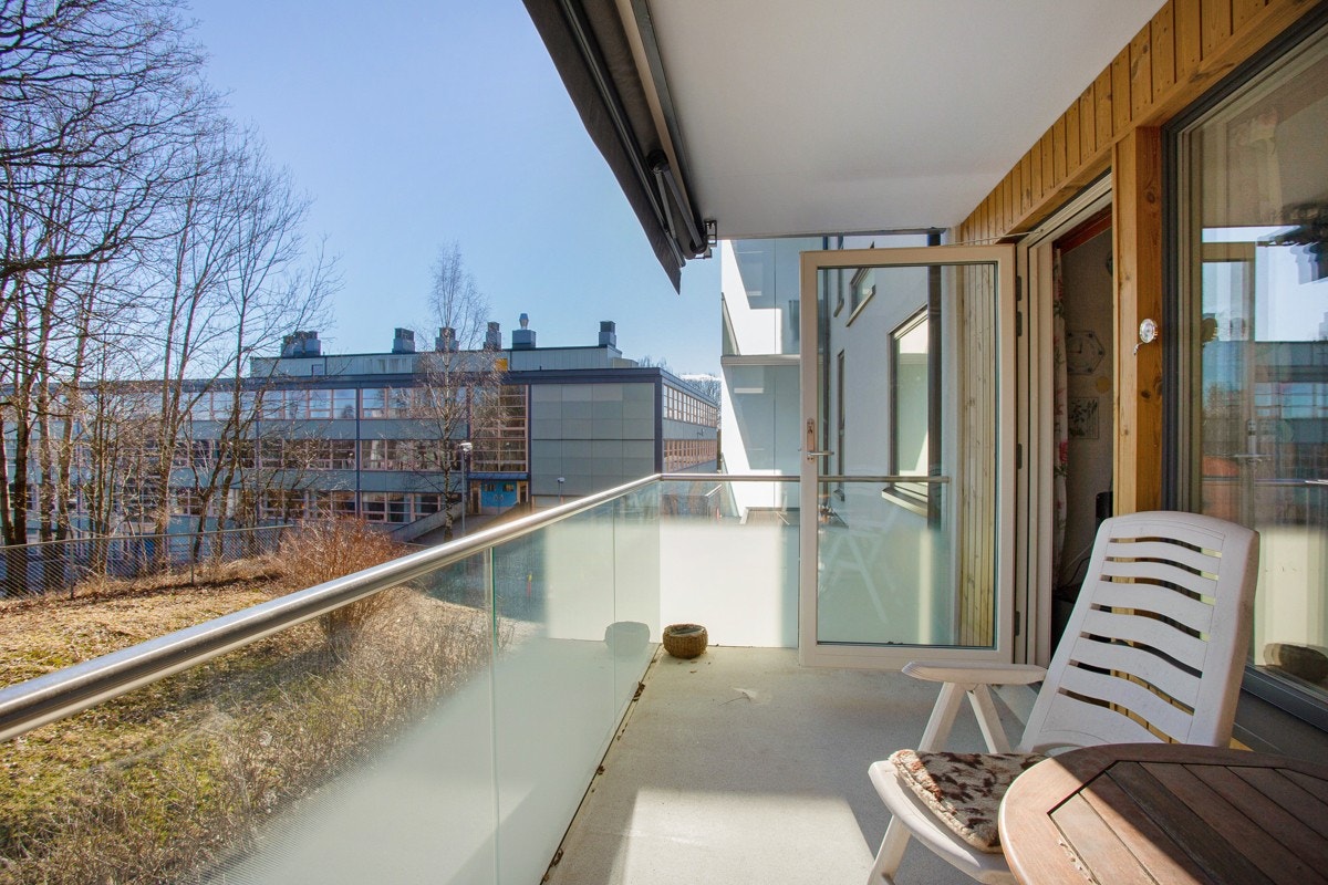 Det er markise på balkong. I 2019 ble fasader og balkonger oppgradert i regi av borettslaget. Galleribilde